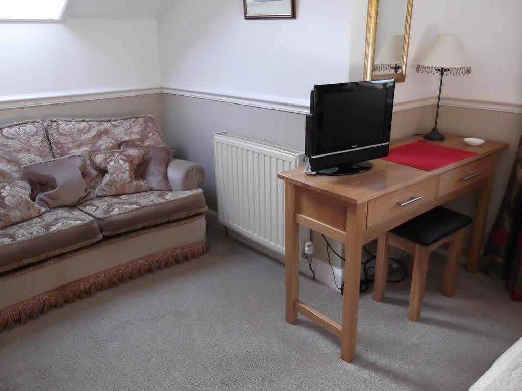 Lyndhurst Guest House ウルバーストン エクステリア 写真